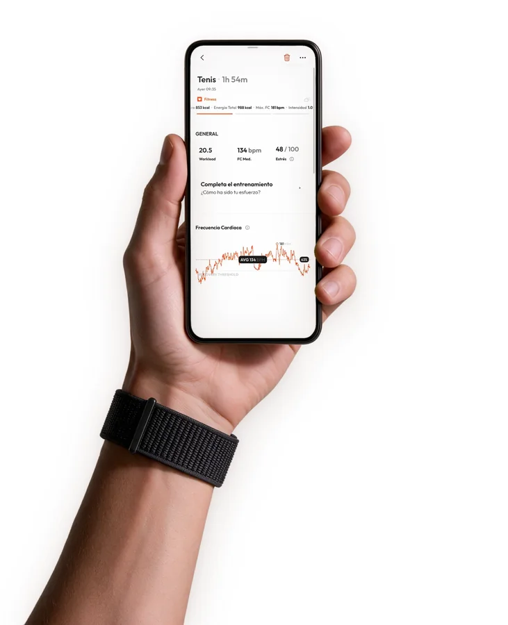 La app en la mano, con la pulsera
